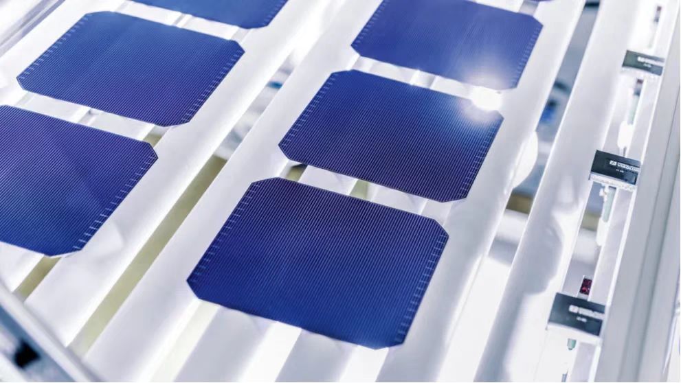 '슁글드' 페로브스카이트-실리콘 직렬 태양전지를 구축하려는 최초의 시도